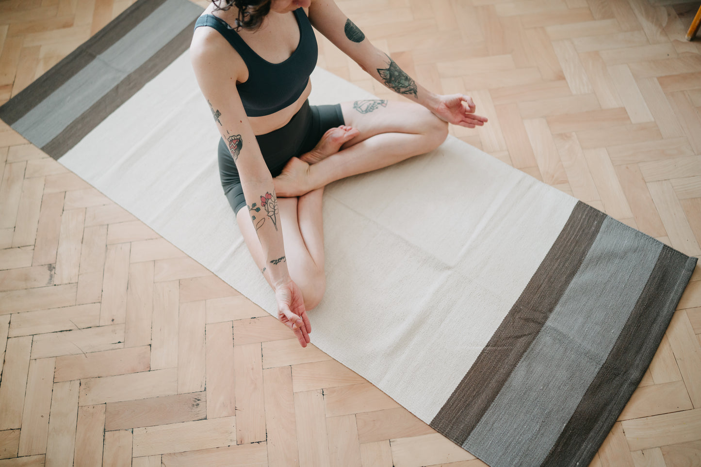 LEELA Yoga Rug • Organic Cotton Yoga Mat with Herbal & Plant based Dyes • Neem white & Vemgadam grey •
